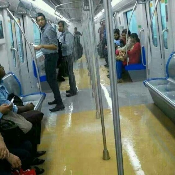 व्हिडिओ…जेव्हा पहिल्या पावसात मेट्रोही गळायला लागते!