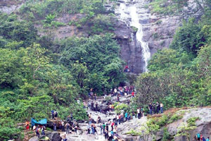 लोणावळ्याच्या पर्यटनात बेशिस्त अन् उन्मादाचे बळी!