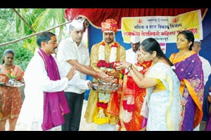 अनाथ पूजाचा विवाह घडला समाजाच्या साक्षीने
