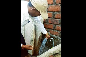 तीन प्लंबर, साठ नळ.. वाचले लाखो लिटर पाणी