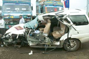 ट्रक-मोटारीच्या अपघातात तीन ठार, तिघे जखमी