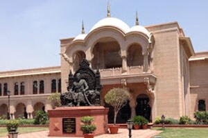महाराष्ट्र सदनातील संध्या पवारांची सक्तीने खातेवापसी, निमंत्रणाचा घोळ भोवला