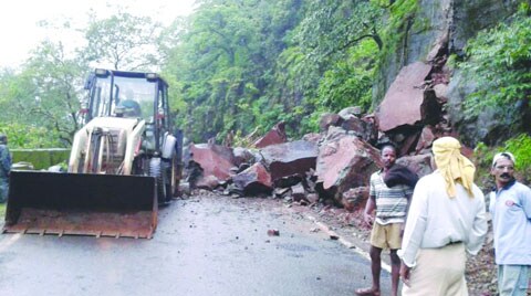 सिंधुदुर्गातील फोंडाघाटात दरड कोसळली; वाहतूक पाच तास ठप्प!