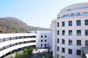 ‘व्हिसलिंग वूड’ची जागा तूर्तास घईंच्याच ताब्यात