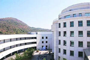 ‘व्हिसलिंग वूड’ची जागा तूर्तास घईंच्याच ताब्यात