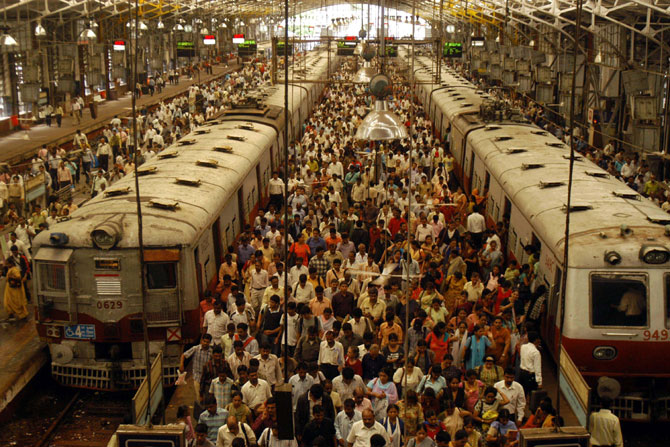 मुंबई-अहमदाबाद पहिल्या ‘बुलेट ट्रेन’ची घोषणा, लोकलला स्वयंचलित दरवाजे बसविण्याची तरतूद