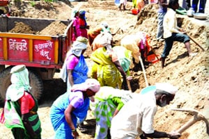 ‘मनरेगा’च्या रोजगारनिर्मितीत घट