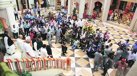 महाराष्ट्रीय जेवण न दिल्याने शिवसेना खासदारांनी मोडला केटरिंग कर्मचाऱय़ाचा रोजाचा उपवास