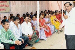 महसूल कर्मचारी बेमुदत संपावर
