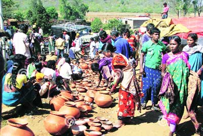 जमिनीला कान लावण्याची गोष्ट..