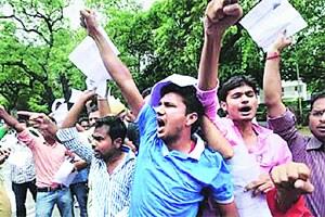 यूपीएससी आंदोलन आत्मघातकीच