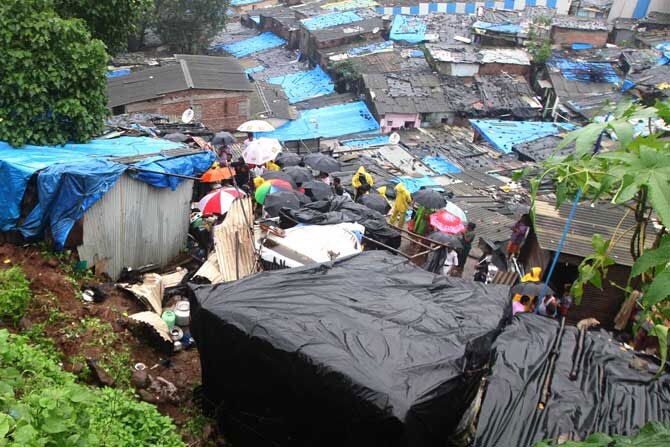 धोकादायक ठिकाणच्या घरांचे स्थलांतराचे फर्मान