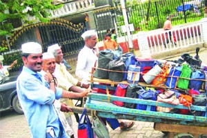 ‘माळीण’च्या मदतीसाठी मुंबईच्या डबेवाल्यांचे ‘चिठ्ठी’ अभियान