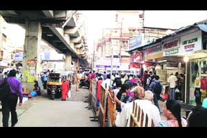 अखेर रांगा लागल्या..