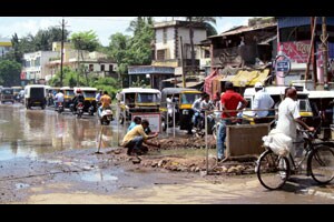 मुख्यमंत्र्यांची सासुरवाडी अडकली तुंबलेल्या गटारीत