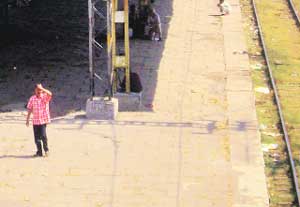 १२ डब्यांसाठी फलाटांची लांबी वाढविणार