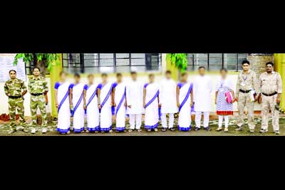 गडचिरोली पोलिसांसमोर १० नक्षलवाद्यांचे आत्मसमर्पण