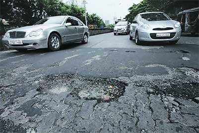 नव्या रस्त्यांवरही खड्डय़ांचे साम्राज्य