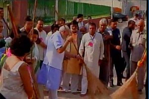 पंतप्रधान नरेंद्र मोदींकडून स्वच्छ भारत अभियानाचा शुभारंभ पंतप्रधान नरेंद्र मोदींकडून स्वच्छ भारत अभियानाचा शुभारंभ