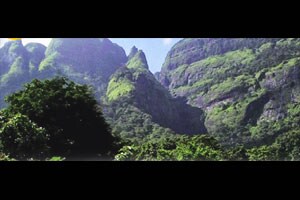 देश कोकणाला जोडणारा आहुपे घाट