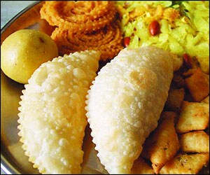 दिवाळी फराळ : ’ मागणीत दुपटीने वाढ ’ किमतीही २५ टक्क्यांनी महागल्या
