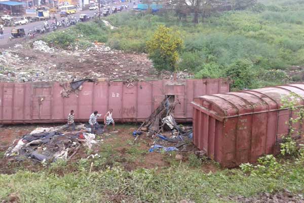 चिपळूणजवळ मालगाडीचे १२ डबे घसरल्याने कोकण रेल्वे ठप्प
