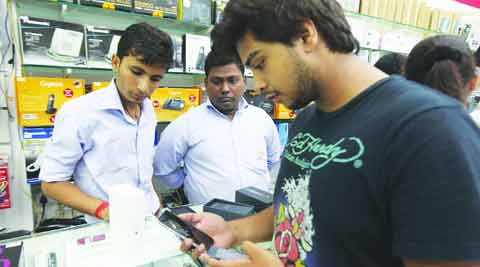 ‘आयफोन ६’चे जल्लोषात स्वागत