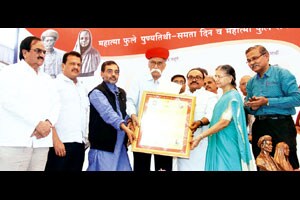 फुले यांच्या कार्याचा राजकारणविरहित विचार व्हावा – भालचंद्र नेमाडे