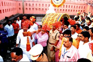 मिलिंद एकबोटे यांना प्रतापगडावर अटक