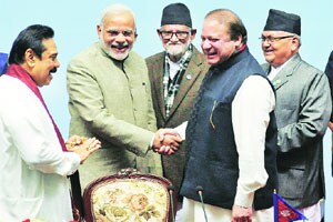 हात जुळले, मने दूरच.. हाताबरोबर मनेही जुळावीत – राजनाथ