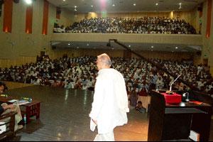 धर्म म्हणजे बाद तारखेनंतरचे औषध, गुलजार यांचे मत