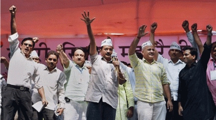 यादव आणि भूषण यांना पक्षातूनही काढा – दिल्लीतील आमदारांची मागणी
