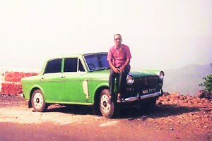 गाडीसमोर अजगर आला