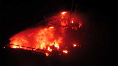 पाकिस्तानी नौकेला गुजरातजवळ स्फोटात जलसमाधी