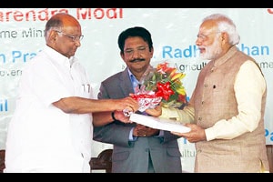 मोदी, पवार यांचा बारामतीत व्हॅलेंटाइन डे!