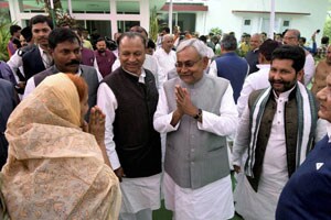 दगाफटका टाळण्यासाठी प्रीतिभोजनाच्या पंगती