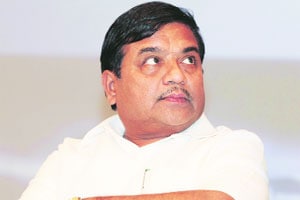 आजारपण अंगावर काढले