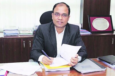 ९०० कोटींच्या देण्यांचा भार पेलवेना