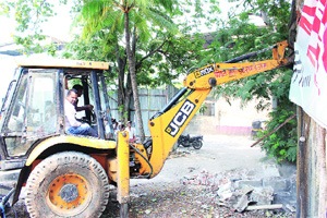 वाशीत सिडकोनिर्मित धोकादायक इमारत जमीनदोस्त