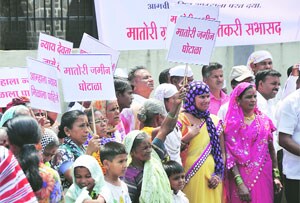 मातोरीतील गायरान जमीन व्यवहाराविरोधात निदर्शने