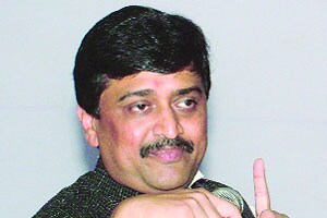‘पेडन्यूज’ निकाली, ‘आदर्श’मध्ये काहीच पुढे आले नाही – चव्हाण