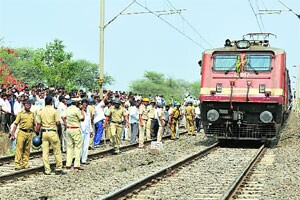 गारपीटग्रस्तांच्या संतापाची गिरीश महाजन यांना झळ