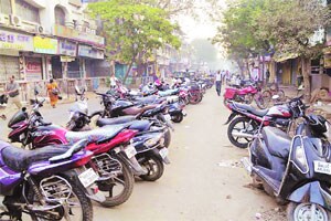 अधिकृत वाहनतळाची प्रतीक्षा