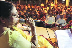 आत्महत्या, अत्याचारांकडे लक्ष द्या!