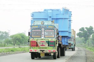 अवजड वाहनांना वाहतूक सेवकांची ‘शीळ’