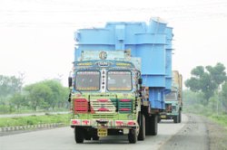 अवजड वाहनांना वाहतूक सेवकांची ‘शीळ’