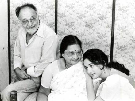 १५ मे १९६७ साली माधुरी दीक्षित हिचा जन्म मुंबईमध्ये शंकर आणि स्नेहलता दीक्षित या मराठी मातापित्यांच्या घरी झाला.
