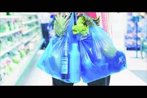 प्लास्टिक पिशवीच्या ‘जाडी’वरून हॉटेल चालकाचा असाही लढा