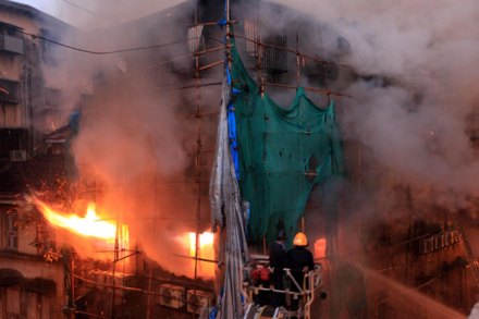 काळबादेवीत इमारतीला भीषण आग, अग्निशमन दलाचा अधिकारी गंभीररित्या भाजला
