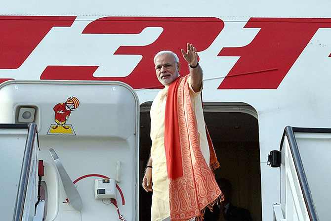पंतप्रधान नरेंद्र यांनी सत्तेत आल्यापासून ११ महिन्यांमध्ये १९ देशांना भेटी दिल्या. गेल्या ३६५ दिवसांपैकी ५६ दिवस ते देशाबाहेर राहीले.